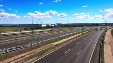 Madrid İspanya 15 Nisan 2023 Asphalted yolu, otoyol uzak bir viraja girer, ilkbahar veya yaz günü mavi bulutlu gökyüzü ile güzel bir manzara. Arabayla seyahat, ulaşım.
