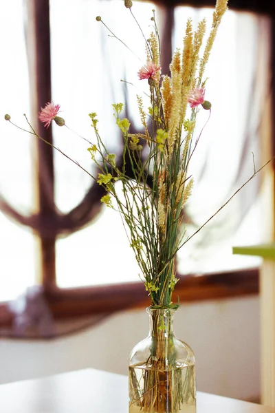 Buquê Diferentes Flores Silvestres Vaso Contra Parede Branca Janela Interior — Fotografia de Stock