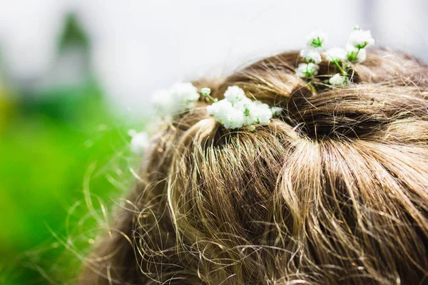 Bröllopsfrisyr Vita Blommor Lockigt Hår Kvinnans Huvud Liten Flicka Dopet — Stockfoto