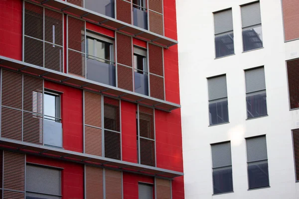 Fachadas Casas Brancas Vermelhas Vários Andares Muitas Janelas Bloco Edifício — Fotografia de Stock