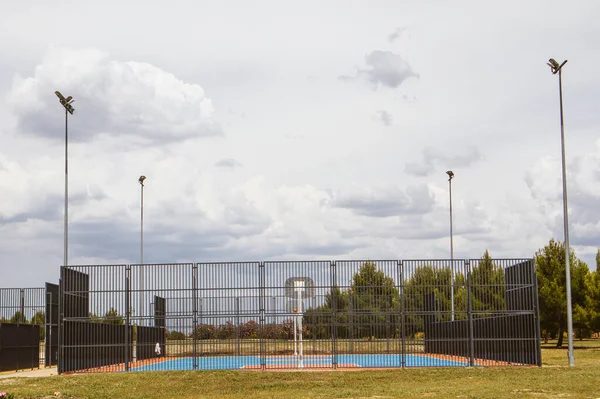 Vuoto Campo Basket All Aperto Nel Giardino Cielo Blu Campo — Foto Stock