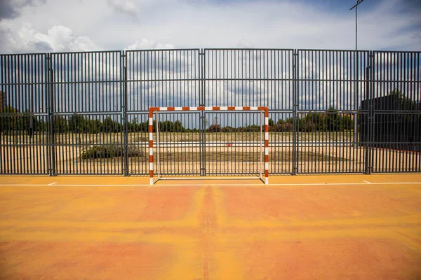 Пустой Открытый Баскетбольный Стадион Городском Парке Оранжевый Коричневый Корт Футбола — стоковое фото