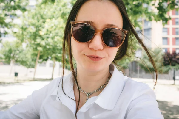 Spring Park Beyaz Gömleği Giyen Beyaz Güzel Avrupalı Bir Kız — Stok fotoğraf