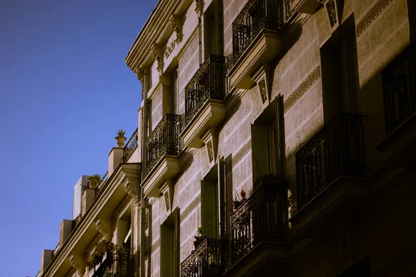 스페인 마드리드는 유럽의 가옥들 양식으로 외관을 이루고 스페인 마드리드 어두운 — 스톡 사진