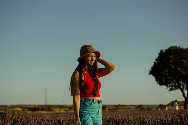 Dreamy Young Beautiful Woman Wearing Straw Hat Stands Blooming Lavender — Foto Stock
