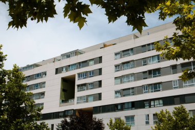 Madrid, İspanya. 5 Haziran 2023, güneşli bir günde modern mimarisi olan bir yerleşim yeri. Birçok apartmanı olan yüksek binalar. Modern tarzda beyaz sarayların ön cephesi İspanya Emlak