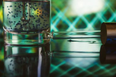 Yeşil zümrüt zümrüt zümrüt zümrüt zümrüt zümrüt zümrüt kaplama serumuyla birlikte nemlendirici serum. Yoğun yüz bakımı kozmetik. Günlük rutin, kişisel bakım. Kadınların güzellik aletleri ürünleri.