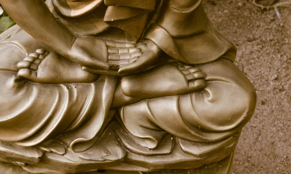 蓮の姿に縫い付けられた仏陀の金銅像 修道僧 仏教僧を瞑想する 心のコンセプトを冷静にする 仏教の象徴としての装飾的な比喩 — ストック写真