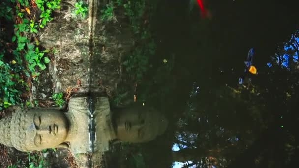 Каменная Статуя Будды Обнимает Фоне Зеленой Воды Диком Лесу Мистическое — стоковое видео