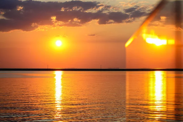 Прекрасный Закат Над Побережьем Моря Оранжевое Желтое Небо Величественными Облаками — стоковое фото