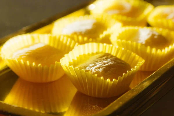 Eleganckie Domowe Cukierki Kokosowe Żółtym Widelcu Papiery Babeczki Wypełnione Kremowymi — Zdjęcie stockowe