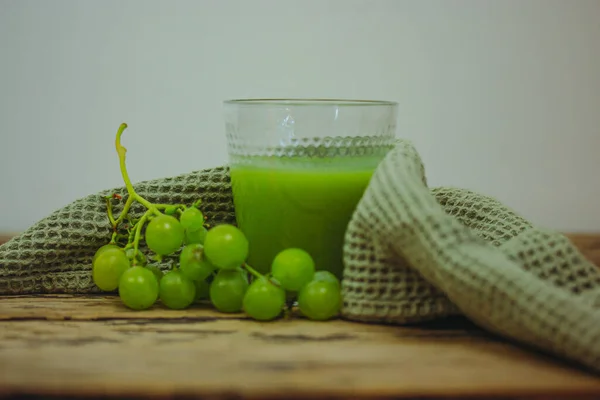 Branch Green Grapes Glass Freshly Squeezed Grape Juice Wooden Table — Stock Photo, Image
