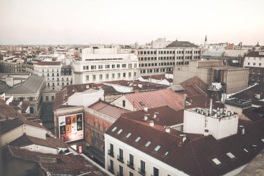 Madrid, İspanya. 1 Ağustos 2023 Red tilt çatıları eski şehrin tarihi bir merkezinde. Modern bir metropolün üst manzara manzarası, Avrupa 'da kahverengi retro filtre seyahat kartpostallı büyük bir şehir.