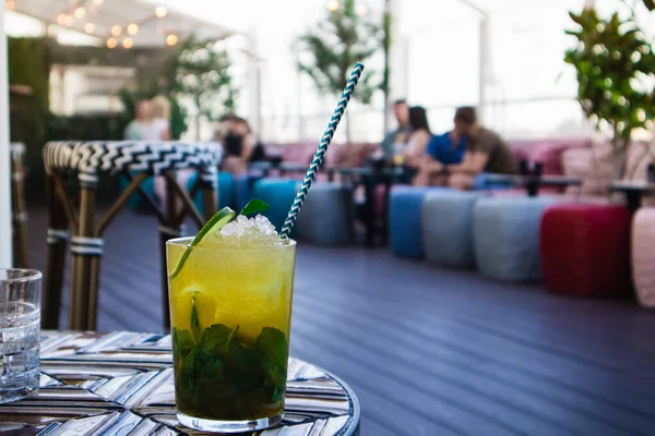 Masadaki Bardakta Alkol Sarısı Kokteyl Içeceği Yaz Günü Modern Bir — Stok fotoğraf