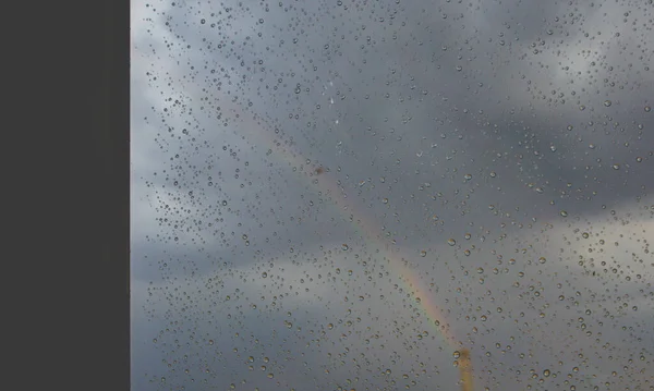 Tęcza Oknem Słoneczny Deszczowy Dzień Prognoza Pogody Krople Deszczu Powierzchni — Zdjęcie stockowe