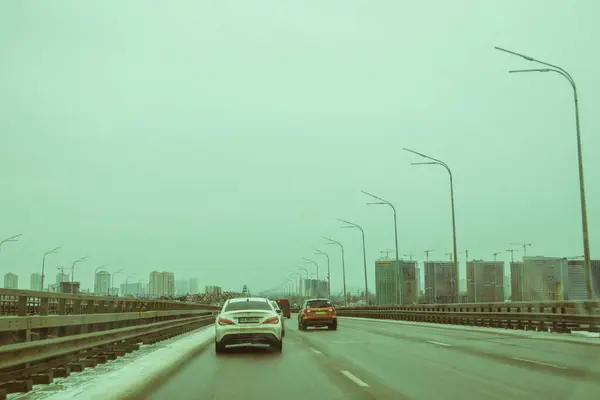 Київ Україна Грудня 2022 Автомобільний Міст Машинами Їздять Попереду Повільно — стокове фото