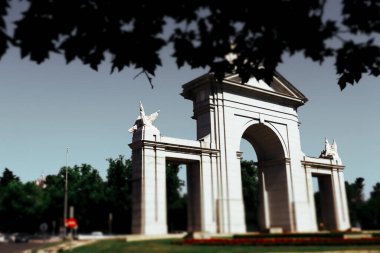 Madrid, İspanya Toledo Kapısı, İspanya 'nın başkentinde 19. yüzyılın ilk üçte birine ait bir anıttır. Zafer kemeri şeklinde bir kapı Kral 7. Ferdinand 'ın anısına dikilmiş bir anıttır. Seyahat