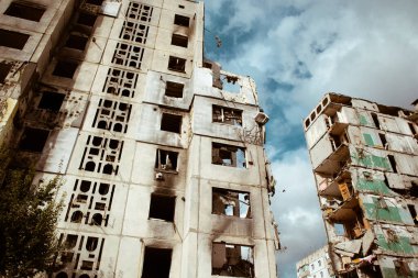 Borodyanka, Ukrayna 30 Eylül 2023 Rus askeri savaşı sırasında Ukraynalılara karşı yıkılan Konut binaları. Rus bombardıman uçaklarının evleri vurduğu bir yerleşim yeri.