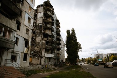 Borodyanka, Ukrayna 30 Eylül 2023 Rus askerleri tarafından apartmanlara atılan bomba ve roketlerle yıkılan tuğla bir duvar. Ukrayna 'da savaş. Siyasi çatışma. Mahvolmuş hayatlar. Sosyal kriz.