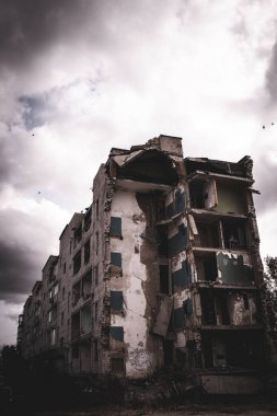 Borodyanka, Ukrayna 30 Eylül 2023 Rus askerleri tarafından apartmanlara atılan bomba ve roketlerle yıkılan tuğla bir duvar. Ukrayna 'da savaş. Siyasi çatışma. Mahvolmuş hayatlar. Sosyal kriz.