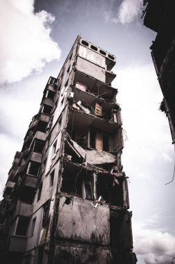 Borodyanka, Ukrayna 30 Eylül 2023 Rus askerleri tarafından apartmanlara atılan bomba ve roketlerle yıkılan tuğla bir duvar. Ukrayna 'da savaş. Siyasi çatışma. Mahvolmuş hayatlar. Sosyal kriz.