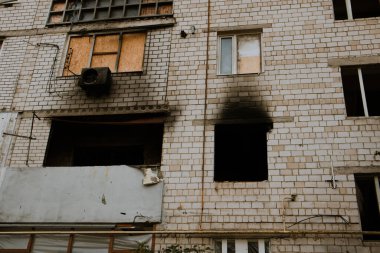 Borodyanka, Ukrayna 30 Eylül 2023 Rus askerleri tarafından apartmanlara atılan bomba ve roketlerle yıkılan tuğla bir duvar. Ukrayna 'da savaş. Siyasi çatışma. Mahvolmuş hayatlar. Sosyal kriz.