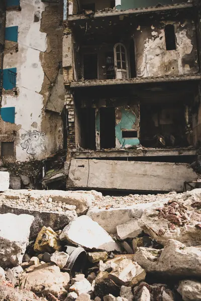 2023年9月30日 乌克兰博罗德扬卡 Borodyanka 俄罗斯对乌克兰人的军事战争摧毁了一些住宅建筑 一座住宅被敌方飞机炸毁俄罗斯炸弹击中房屋 — 图库照片