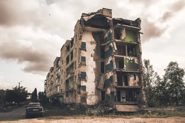 2023年9月30日 乌克兰博罗德扬卡 Borodyanka 俄罗斯对乌克兰人的军事战争摧毁了一些住宅建筑 一座住宅被敌方飞机炸毁俄罗斯炸弹击中房屋 — 图库照片