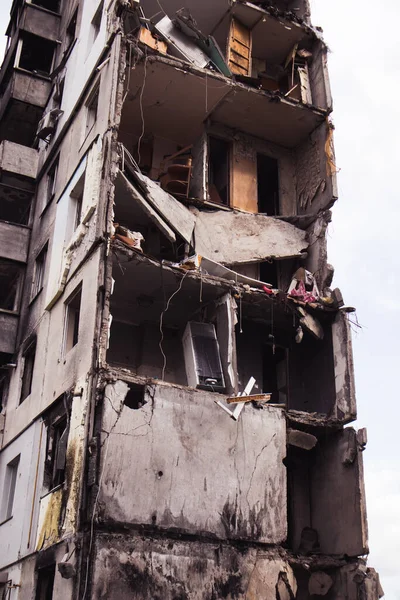 2023年9月30日 乌克兰博罗丹卡 一座被俄罗斯士兵向公寓楼发射的炸弹和火箭摧毁的砖墙 乌克兰战争 政治冲突 被毁的生命 社会危机 — 图库照片
