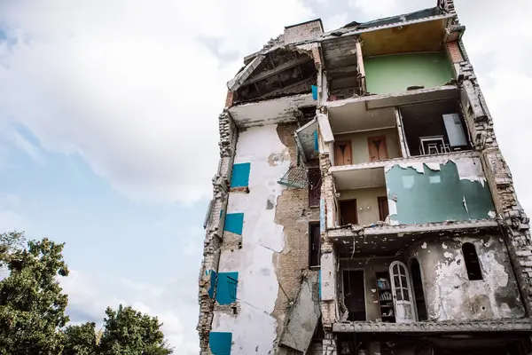 2023年9月30日 乌克兰博罗丹卡 一座被俄罗斯士兵向公寓楼发射的炸弹和火箭摧毁的砖墙 乌克兰战争 政治冲突 被毁的生命 社会危机 — 图库照片