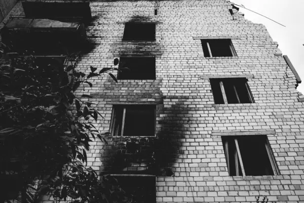 2023年9月30日 乌克兰博罗丹卡一座砖屋被俄罗斯士兵向公寓大楼发射的炸弹和火箭摧毁 乌克兰战争 政治冲突 被毁的生命 社会危机 — 图库照片