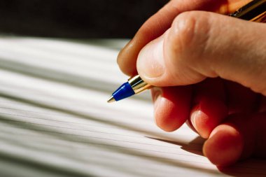 Bir kadının elinde tükenmez kalem var. Bir adam boş bir deftere yazar. Temiz bir başlangıç, planlama, hedef oluşturma, iş stratejisi konsepti. Yazarlık okulu. Bir yazar şiir yazar, bir deneme yazar.. 