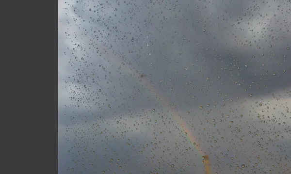 Tęcza Oknem Słoneczny Deszczowy Dzień Prognoza Pogody Krople Deszczu Powierzchni — Zdjęcie stockowe