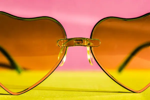 Gafas Sol Con Gafas Color Rosa Forma Corazones Sobre Fondo —  Fotos de Stock