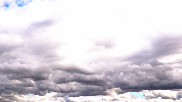 低灰蒙蒙的雨云在天空中变得浓密 雨前的天空 秋天恶劣的天气 危险的天气条件 十月的雨季 摘要自然天际线背景 空气新鲜 — 图库视频影像