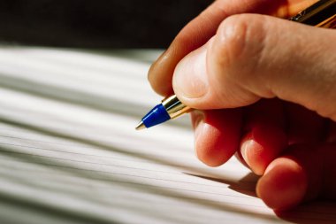 Bir kadının elinde tükenmez kalem var. Bir adam boş bir deftere yazar. Temiz bir başlangıç, planlama, hedef oluşturma, iş stratejisi konsepti. Yazarlık okulu. Bir yazar şiir yazar, bir deneme yazar.. 