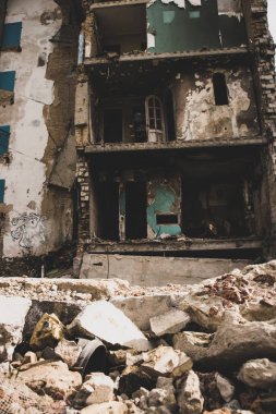Borodyanka, Ukrayna 30 Eylül 2023 Rus askerleri tarafından apartmanlara atılan bomba ve roketlerle yıkılan tuğla bir duvar. Ukrayna 'da savaş. Siyasi çatışma. Mahvolmuş hayatlar. Sosyal kriz.