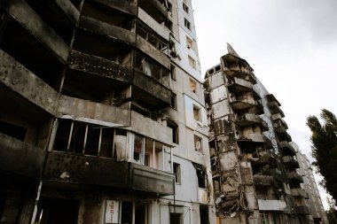 Borodyanka, Ukrayna 30 Eylül 2023 Rus askerleri tarafından apartmanlara atılan bomba ve roketlerle yıkılan tuğla bir duvar. Ukrayna 'da savaş. Siyasi çatışma. Mahvolmuş hayatlar. Sosyal kriz.