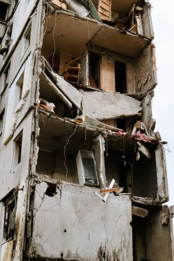 Borodyanka, Ukrayna 30 Eylül 2023 Rus askerleri tarafından apartmanlara atılan bomba ve roketlerle yıkılan tuğla bir duvar. Ukrayna 'da savaş. Siyasi çatışma. Mahvolmuş hayatlar. Sosyal kriz.