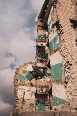 Borodyanka, Ukrayna 30 Eylül 2023 Rus askerleri tarafından apartmanlara atılan bomba ve roketlerle yıkılan tuğla bir duvar. Ukrayna 'da savaş. Siyasi çatışma. Mahvolmuş hayatlar. Sosyal kriz.