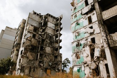 Borodyanka, Ukrayna 30 Eylül 2023 Rus askeri savaşı sırasında Ukraynalılara karşı yıkılan Konut binaları. Rus bombardıman uçaklarının evleri vurduğu bir yerleşim yeri.