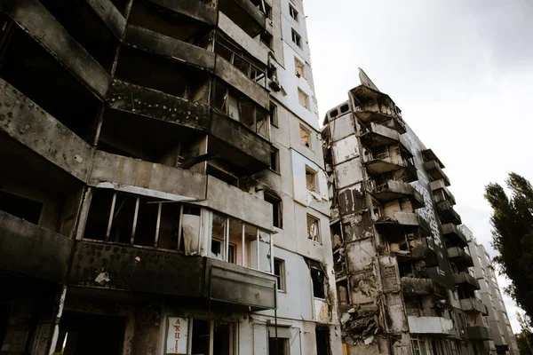 2023年9月30日 乌克兰博罗丹卡 一座被俄罗斯士兵向公寓楼发射的炸弹和火箭摧毁的砖墙 乌克兰战争 政治冲突 被毁的生命 社会危机 图库图片