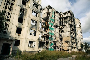 Borodyanka, Ukrayna 30 Eylül 2023 Rus askeri savaşı sırasında Ukraynalılara karşı yıkılan Konut binaları. Rus bombardıman uçaklarının evleri vurduğu bir yerleşim yeri.