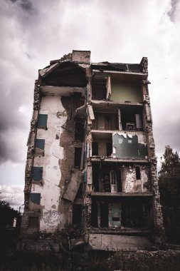 Borodyanka, Ukrayna 30 Eylül 2023 Rus askeri savaşı sırasında Ukraynalılara karşı yıkılan Konut binaları. Rus bombardıman uçaklarının evleri vurduğu bir yerleşim yeri.