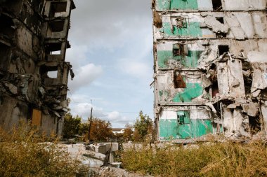 Borodyanka, Ukrayna 30 Eylül 2023 Rus askeri savaşı sırasında Ukraynalılara karşı yıkılan Konut binaları. Rus bombardıman uçaklarının evleri vurduğu bir yerleşim yeri.