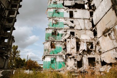 Borodyanka, Ukrayna 30 Eylül 2023 Rus askeri savaşı sırasında Ukraynalılara karşı yıkılan Konut binaları. Rus bombardıman uçaklarının evleri vurduğu bir yerleşim yeri.