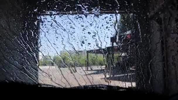 Mycie Samochodu Automatycznym Myciu Widok Samochodu Wewnątrz Podczas Mycia Krople — Wideo stockowe