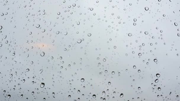 风暴过后 玻璃表面的小雨滴在蓝天的映衬下的窗户 天气预报 多雨的季节秋天或春天寒冷的日子 从窗户眺望天空 空气概念 — 图库视频影像