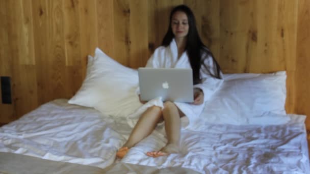 Bukovel 우크라이나 10월 2021 아름다운 편안한 소녀는 노트북을 사용하여 가운에 — 비디오