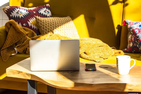 Μοντέρνο Εσωτερικό Σκανδιναβικό Στυλ Κίτρινος Καναπές Laptop Και Φλιτζάνι Τσάι Εικόνα Αρχείου